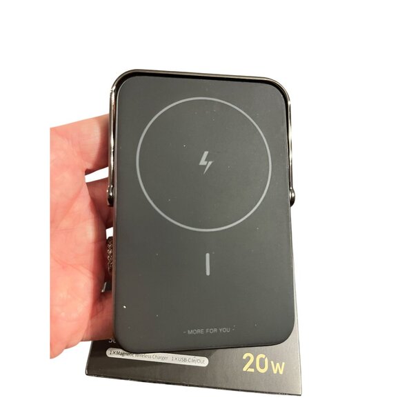 UGREEN Uno Magnetic Wireless Power Bank 5000mAh Wireless Portable Charger Black - Picture 4 of 11